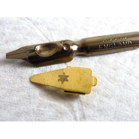 Primo piano di Manuscript Pennino a mano rotondo con serbatoio inchiostro in ottone