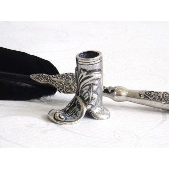 Lähikuva musta höyhen kynä ja pistokas quall by La Kaligrafica 2