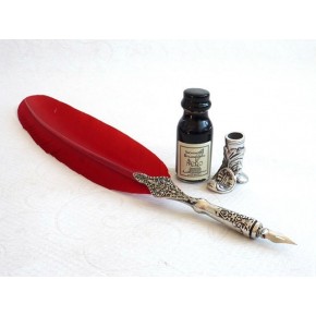 Penna piuma rossa, porta stivali e inchiostro