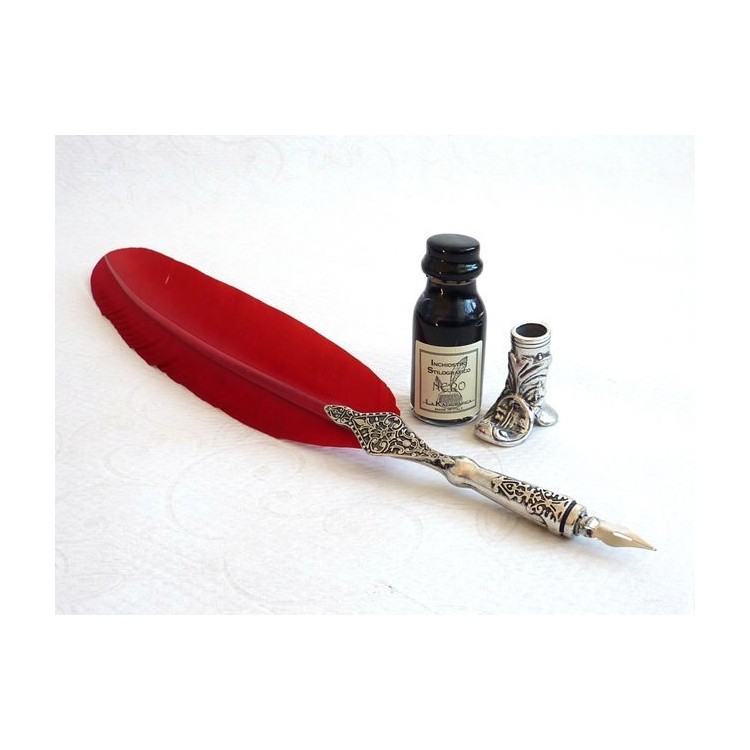 Penna piuma rossa, porta stivali e inchiostro